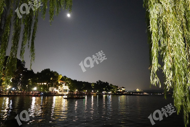 昨天晚上中秋节在西湖边赏月亮,美好在杭州