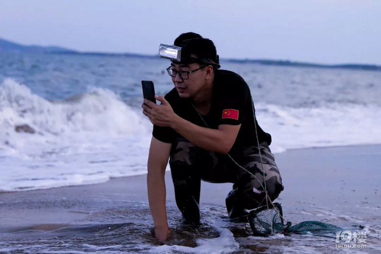90后小伙拍赶海视频,月入20万!网友反