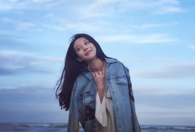 她原来是气象主播,因太漂亮当观众被导演一眼