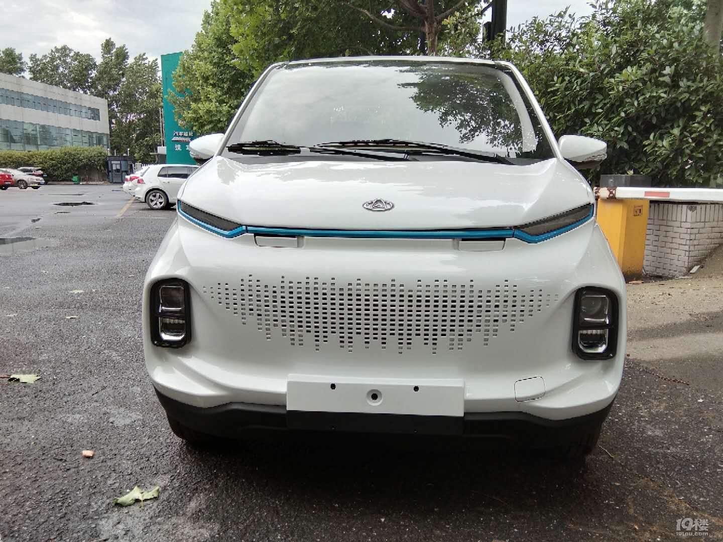 18年12月的长安欧尚尼欧新能源汽车