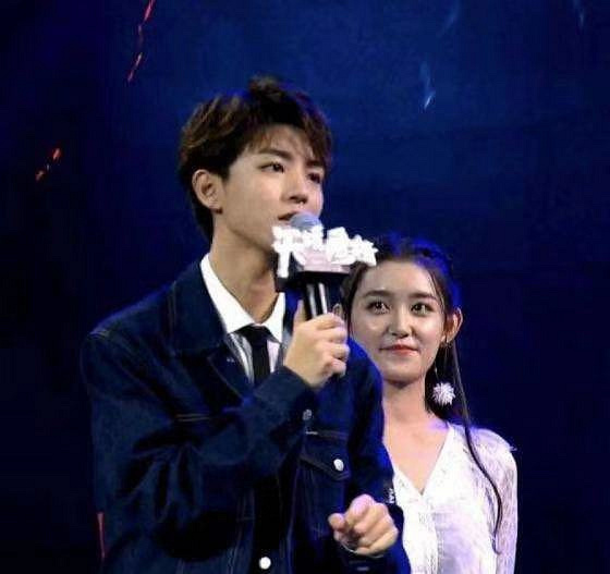 王俊凯蒋依依在一起了?网友列出撒糖细节,知