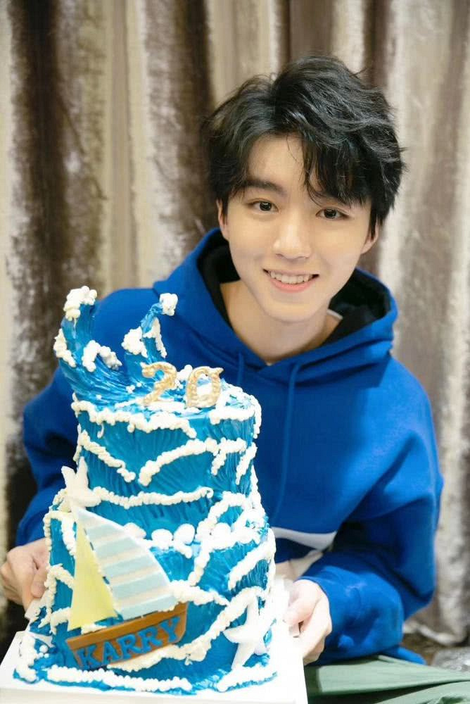 王俊凯蒋依依在一起了?网友列出撒糖细节,知