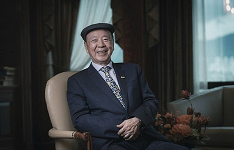 他靠赌博发家,身价一千亿,为清华捐款1亿,晚年还与模特约