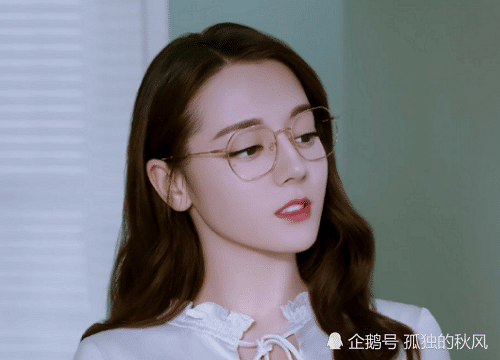 热巴近视度数有多高,节目眯眼看不清题板,平日