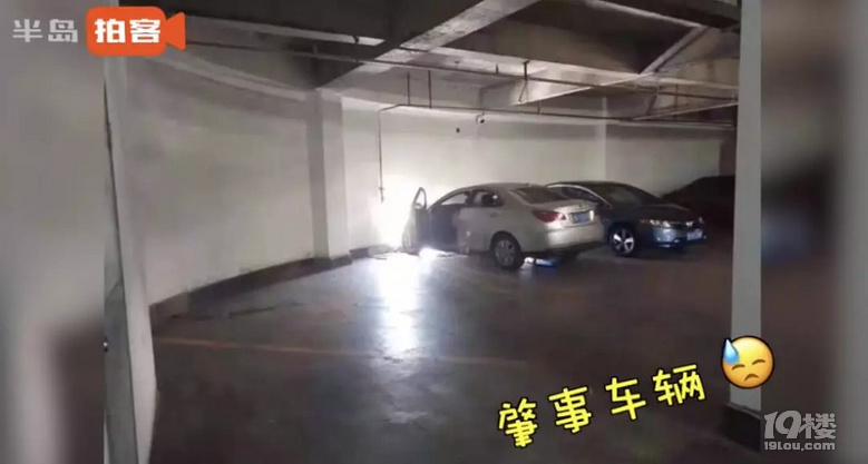 三樓!三樓!商場三樓外墻被車撞透了!監(jiān)控還原事發(fā)瞬間!