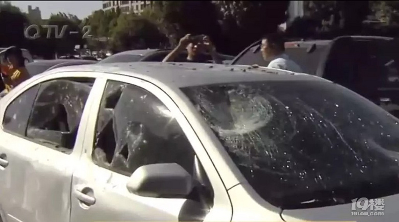 三樓!三樓!商場三樓外墻被車撞透了!監(jiān)控還原事發(fā)瞬間!