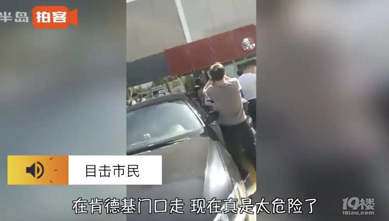三樓!三樓!商場三樓外墻被車撞透了!監(jiān)控還原事發(fā)瞬間!