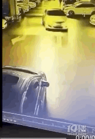 三樓!三樓!商場三樓外墻被車撞透了!監(jiān)控還原事發(fā)瞬間!