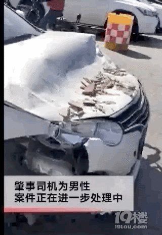 三樓!三樓!商場三樓外墻被車撞透了!監(jiān)控還原事發(fā)瞬間!