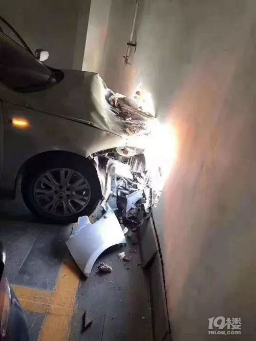 三樓!三樓!商場三樓外墻被車撞透了!監(jiān)控還原事發(fā)瞬間!
