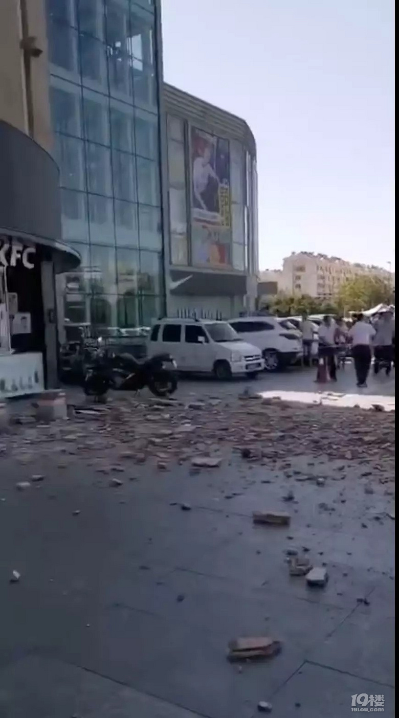 三樓!三樓!商場三樓外墻被車撞透了!監(jiān)控還原事發(fā)瞬間!