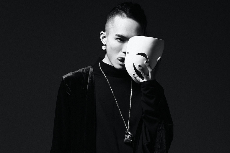 鬼卞的独特在于他眼里充满着 不羁和叛逆的低音炮,无论是捶地的撕裂