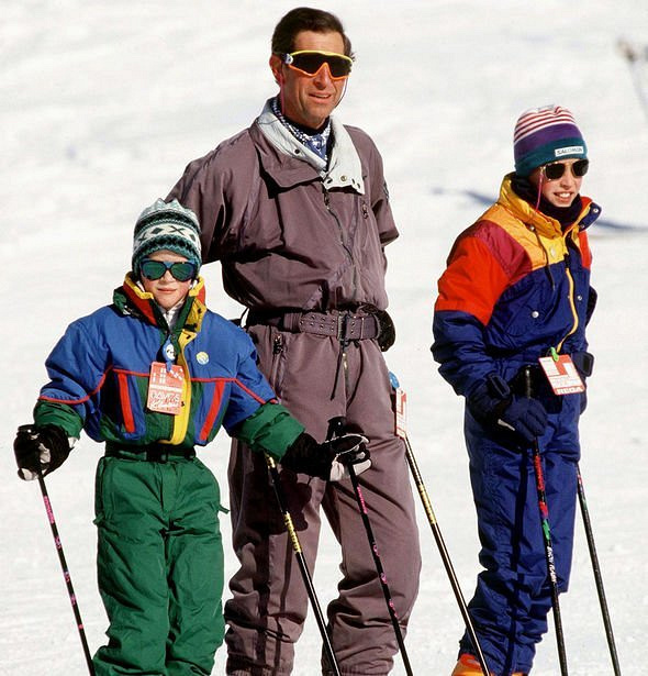 查尔斯开玩笑做出掐死儿子朋友的动作,戴安娜