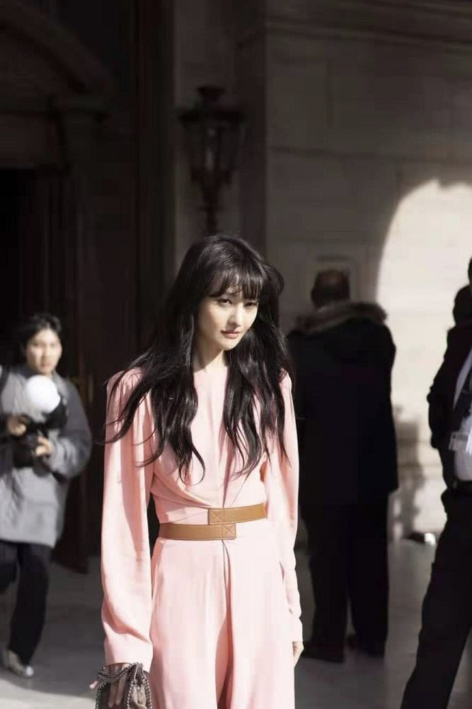 郑爽时装周无修图曝光,面色憔悴嘴角疤痕明显,男友全程跟随保-八卦