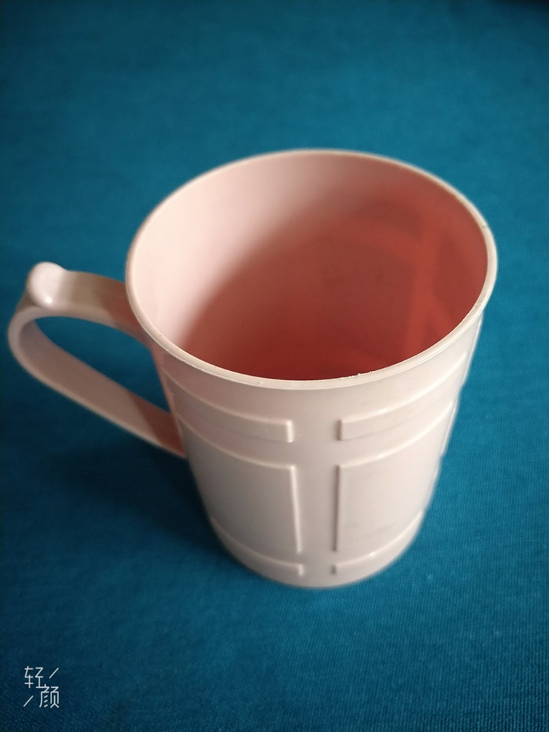 清一批塑料杯子