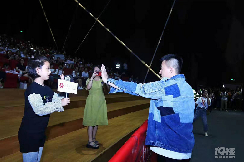 演員歐豪、導演劉偉強來杭宣傳電影《中國機長》,現場氣氛太燃了