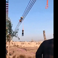 网友很担心！黄山狭窄栈道挤满游客，脚下就是悬崖深渊，心惊胆战_图1