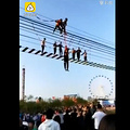 网友很担心！黄山狭窄栈道挤满游客，脚下就是悬崖深渊，心惊胆战_图0