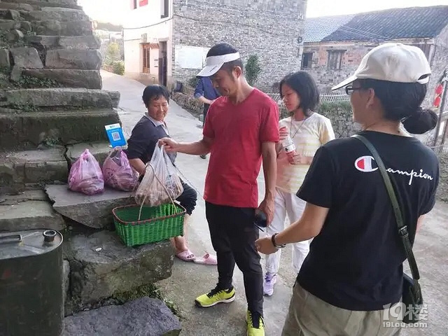 上山游客越来越多 磐安“悬崖村”阿婆用起“支付宝”