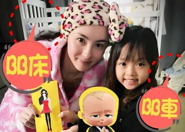 张柏芝曝光三胎儿子正脸?模样超可爱,看哥哥玩游戏很专
