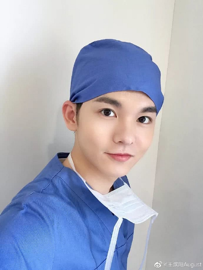 还记得黄晓明版《鹿鼎记》里的小小宝吗,他都