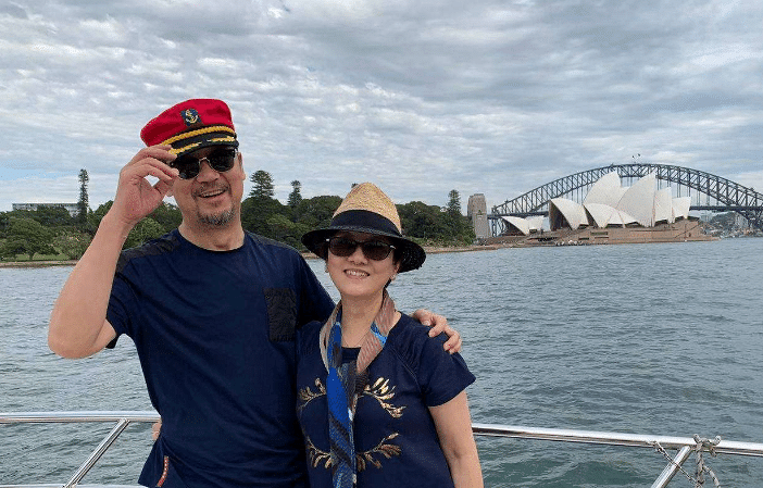 张国立邓婕近照曝光,老戏骨合体秀恩爱,只是为