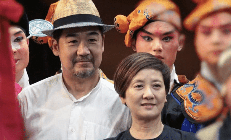 张国立邓婕近照曝光,老戏骨合体秀恩爱,只是为