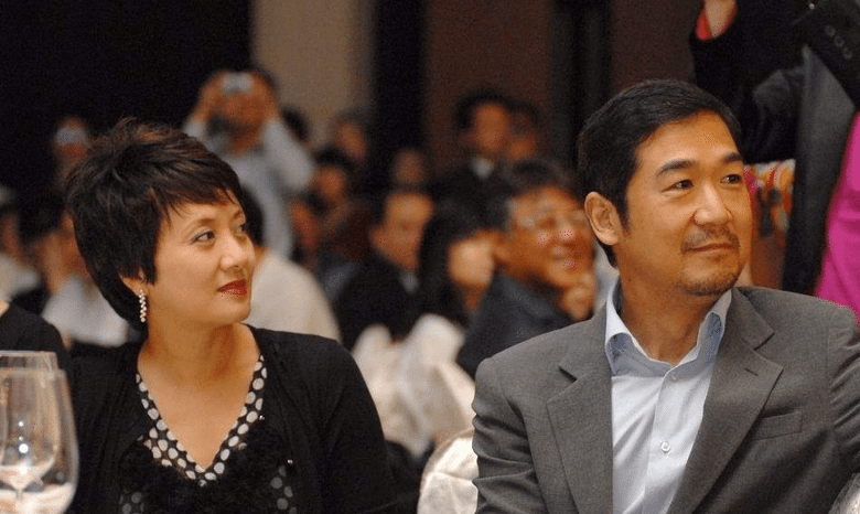 张国立邓婕近照曝光,老戏骨合体秀恩爱,只是为