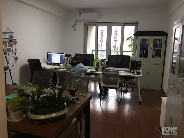 御峰大厦40方办公室出租只要3100一个月可注册公司