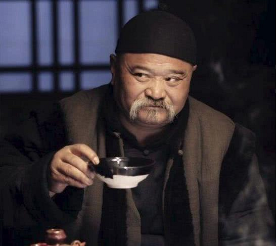 《东北一家人》牛永贵现状:出行靠轮椅,患糖尿病也要喝酒吃