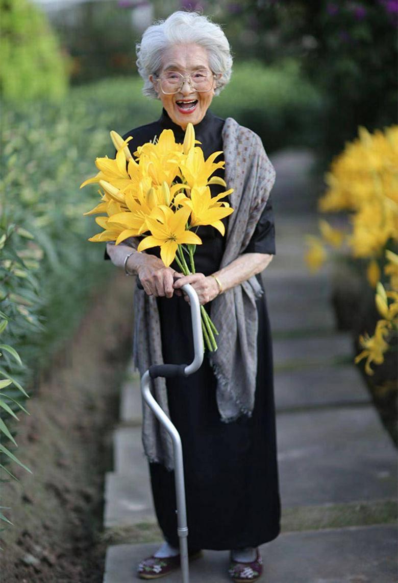 百岁吃货奶奶获赞4800万!年