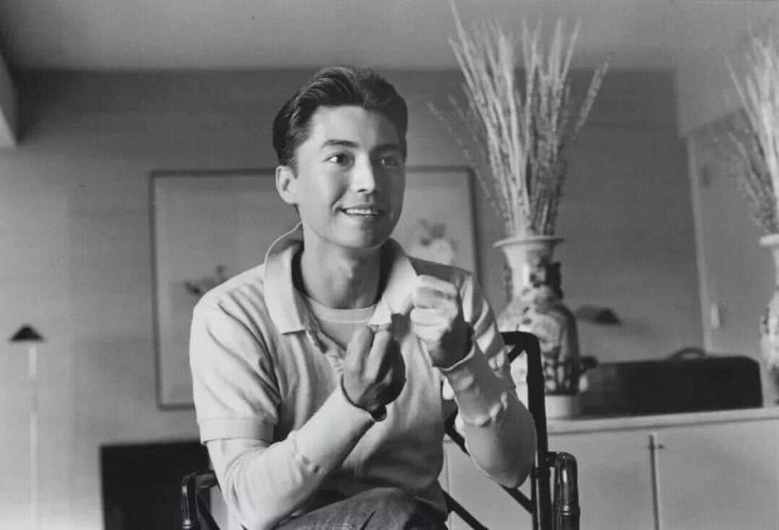 他是亚洲第一美男,因容貌频频上热搜,漂泊半生,名字身世皆传奇