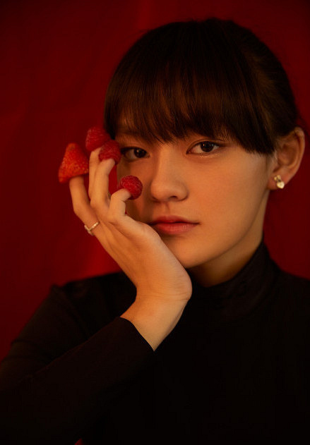 16岁影后文淇,素颜现身机场无明星架子,演员和流量的差别