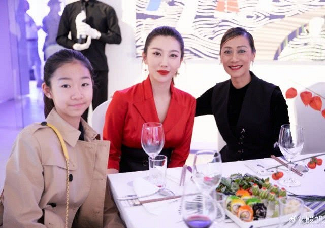 殷旭母女近照,13岁小月亮神似爸爸章子男,醒醒意外撞脸舅舅