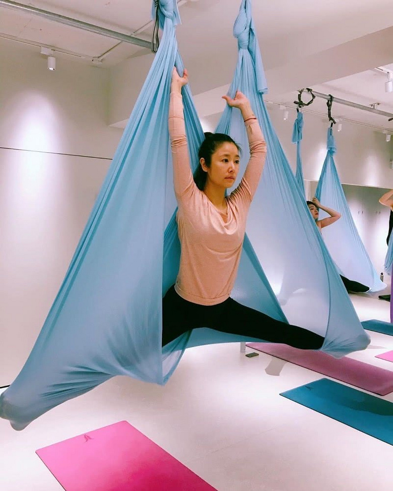 43岁林心如练空中瑜伽仍身轻如燕,这张照片看出她真实皮肤年龄