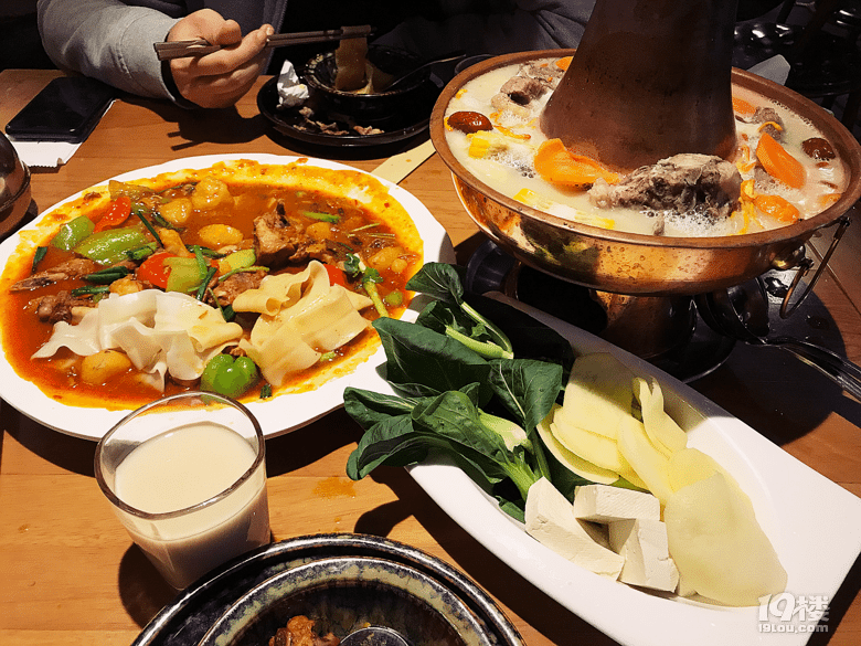 【8隊】新疆菜果然豪邁,兩個菜一壺茶,就飽了!