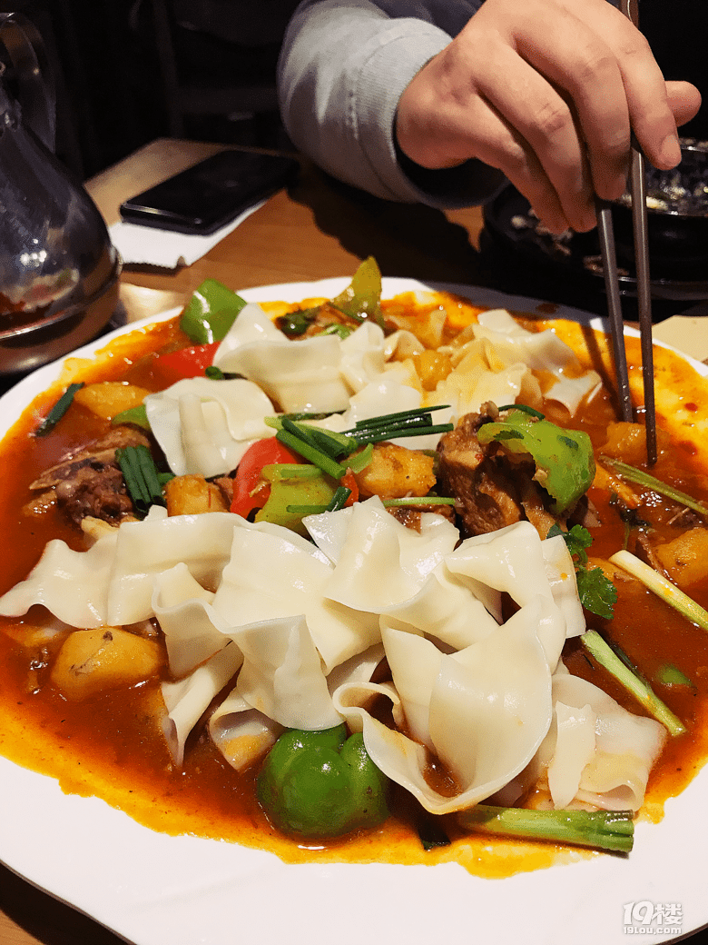 【8隊】新疆菜果然豪邁,兩個菜一壺茶,就飽了!