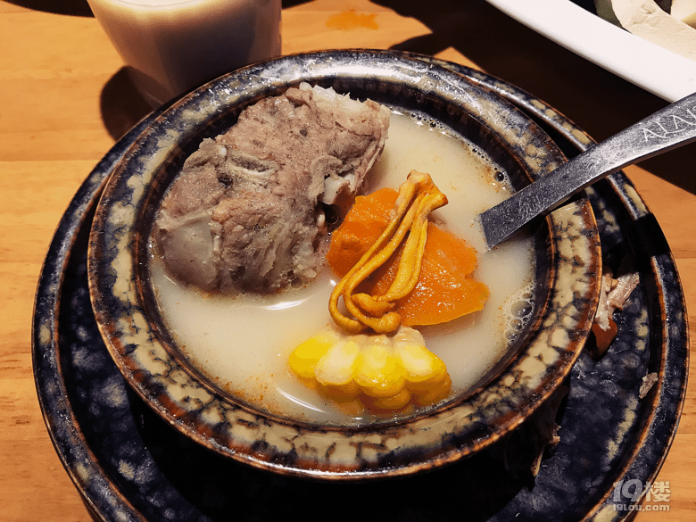 【8隊】新疆菜果然豪邁,兩個菜一壺茶,就飽了!