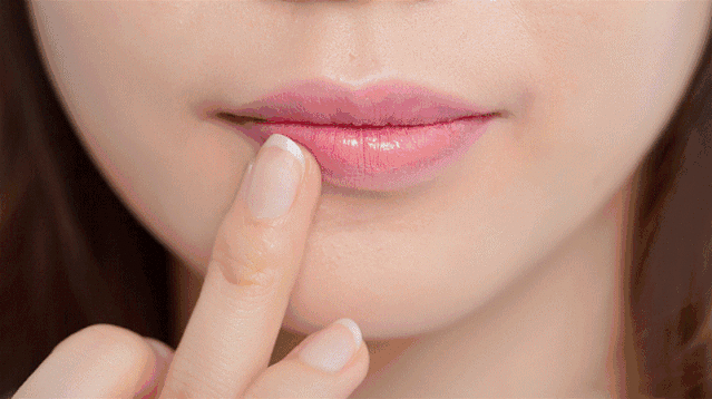 用它滋润又锁水,一整天都不易起皮,唇纹也淡了!