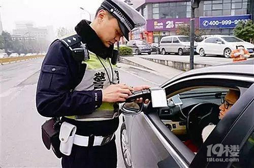 新车六年免检还被罚款？交警：不按时年审，3分200元跑不掉