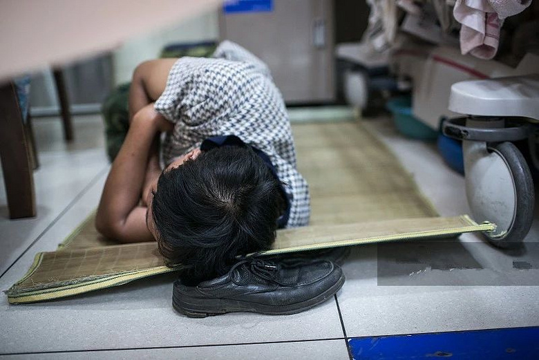 (配图,图文无关) 实在没有病床了,有病人只能在大厅打地铺