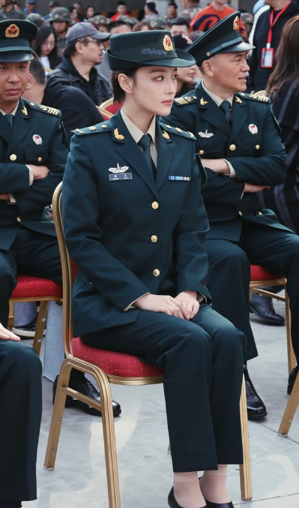 张馨予产后首部剧演军医,为角色剪短发牺牲大,军装造型英姿飒爽