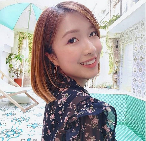 李泽楷新欢晒3年前旧照,五官寡淡服装廉价,与