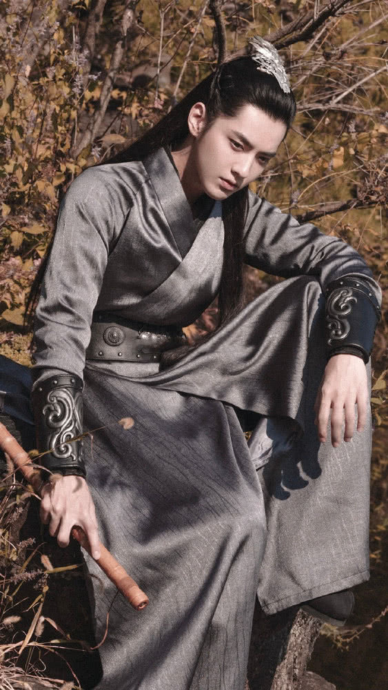 吴亦凡新歌《贰叁》中古装神颜超帅,机场生图打脸