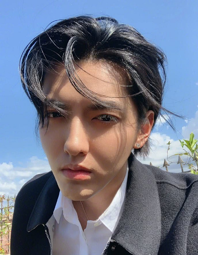 瘦回颜值巅峰?吴亦凡新歌《贰叁》中古装神颜超帅,机场生图打脸