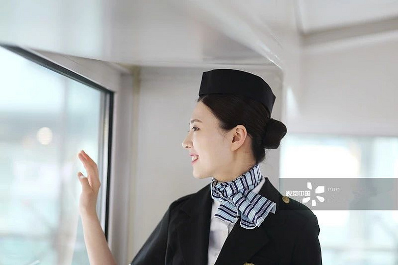 为什么每位空姐都会系着一条丝巾?不只为了美观