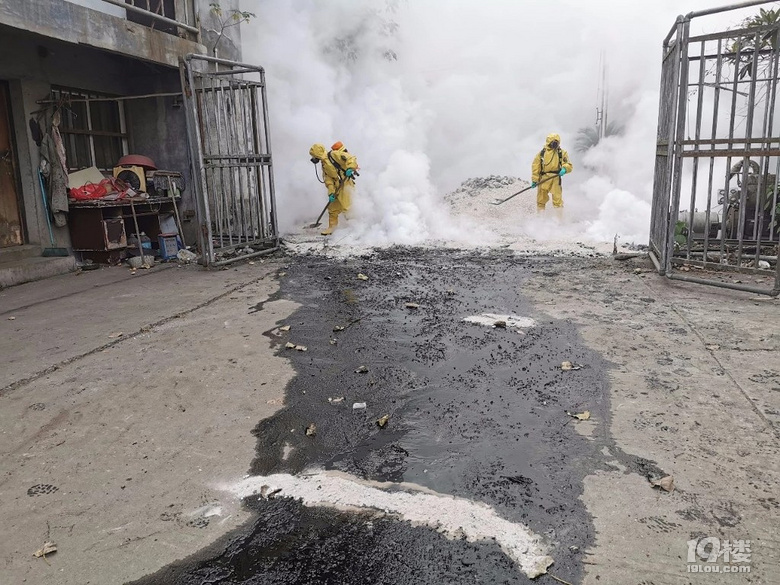 载有31吨浓硫酸的槽罐车在富春江附近泄漏