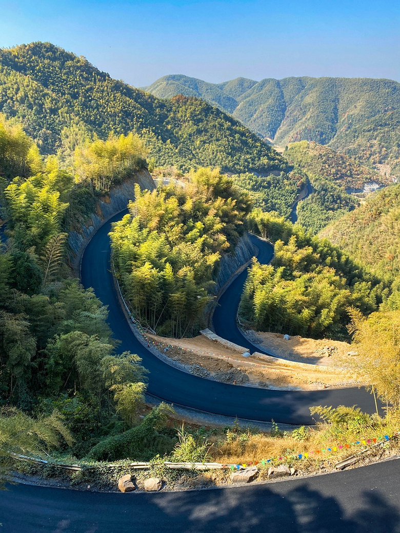 杭州·临安区·锦南街道上横岭村的石郜线盘山公路