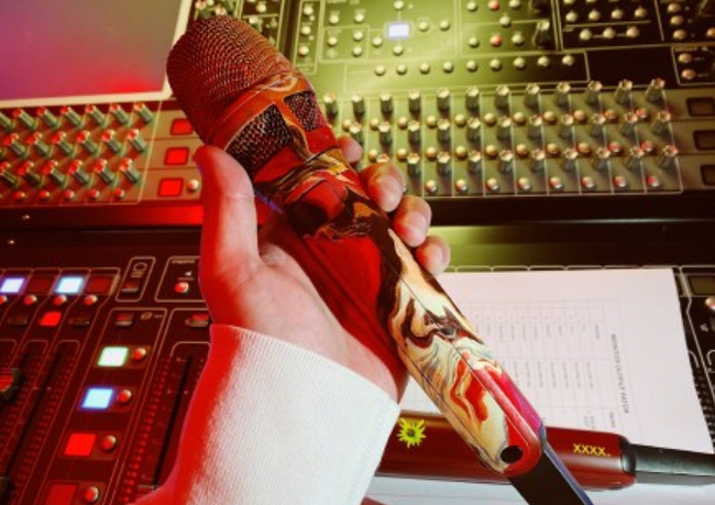 宝藏男孩上线!易烊千玺自己设计话筒,网友:还有你不会的吗?