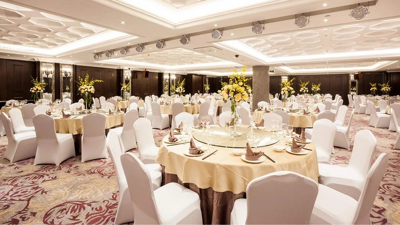 香槟酒一瓶 专业婚礼服务人员全程服务 大堂婚宴指示牌 主桌特别布置